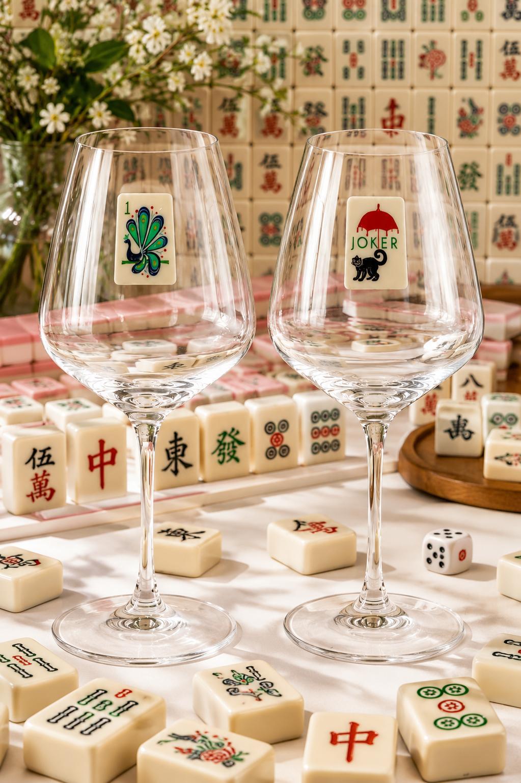 Copa de cristal I Love Mahj con tiles de mahjong sobre fondo azul